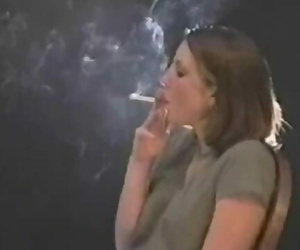 الشباب امرأة يحب التدخين